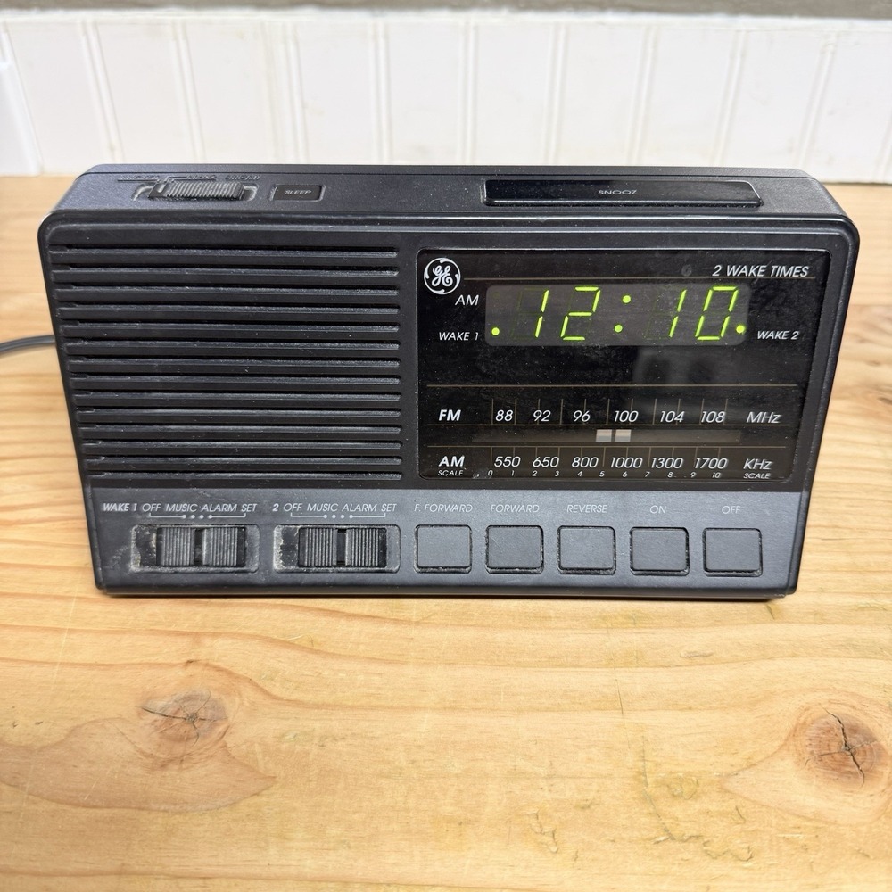 Vtg GE 7-4648A Dual Alarm Clock Radio AM FM Green Digital Display Tested Works